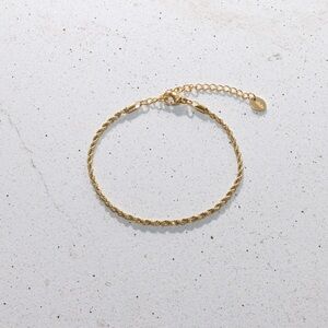 Adjustable twist bracelet